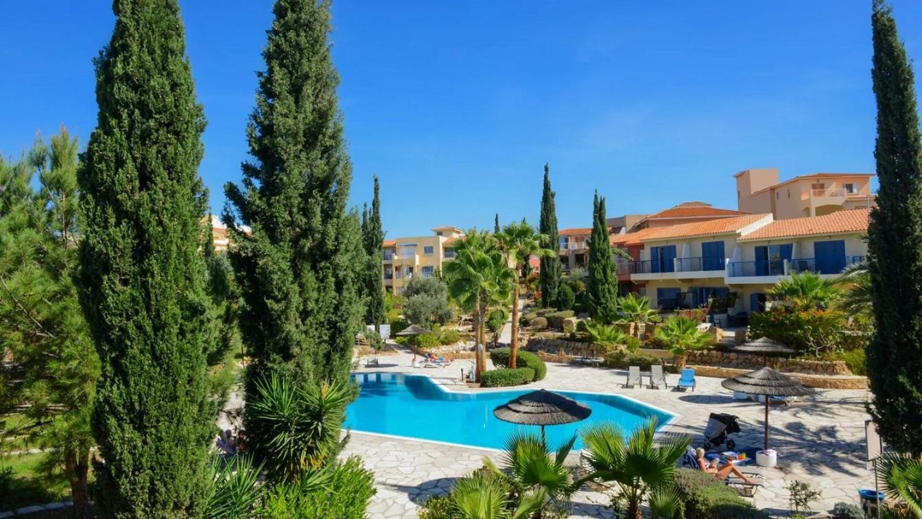 Resitour - Regina Gardens Apartment Paphos ภายนอก รูปภาพ