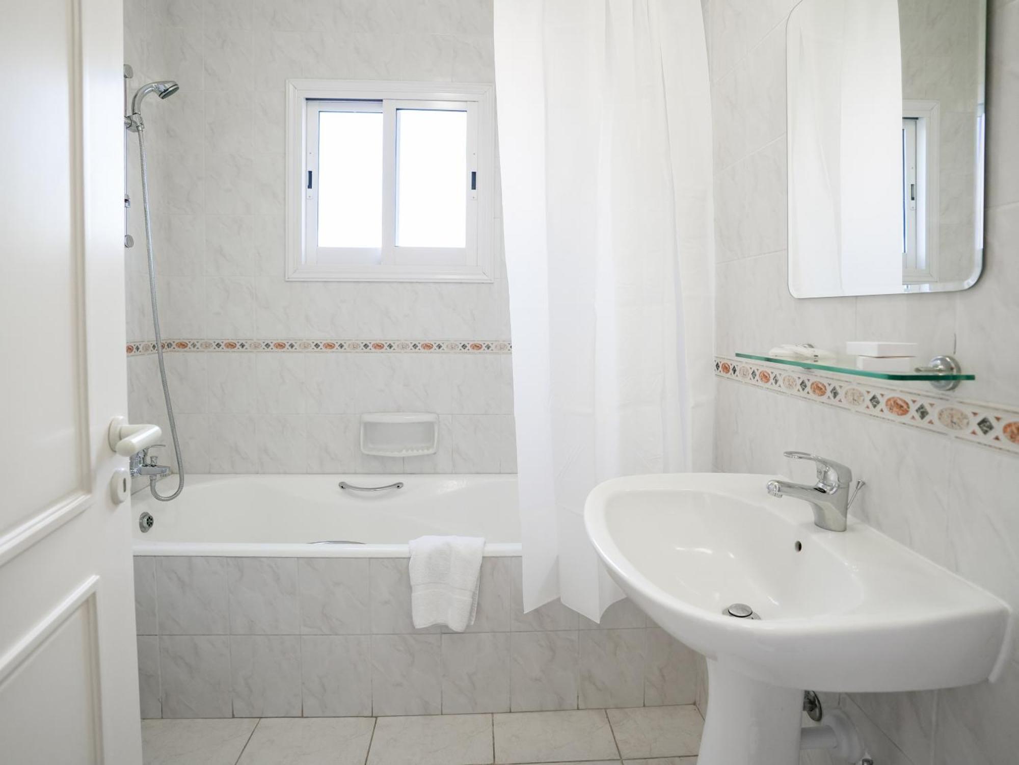 Resitour - Regina Gardens Apartment Paphos ภายนอก รูปภาพ